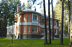 Терракотовый фасад загородного дома с белым архитектурным декором - фото 24 из 34