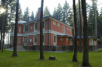 Терракотовый фасад загородного дома с белым архитектурным декором - фото 27 из 34