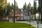 Терракотовый фасад загородного дома с белым архитектурным декором - фото 30 из 34