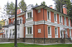 Терракотовый фасад загородного дома с белым архитектурным декором - фото 2 из 34
