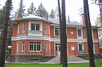 Терракотовый фасад загородного дома с белым архитектурным декором - фото 8 из 34